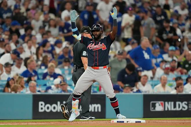 Atlanta Braves' Michael Harris II celebrates after hitting a triple during the fifth inning of Game 2 of a National League Division Series baseball game against the Los Angeles Dodgers Sunday, Oct. 4, 2026, in Los Angeles. (AP Photo/Mark J. Terrill)







<저작권자(c) 연합뉴스, 무단 전재-재배포, AI 학습 및 활용 금지>