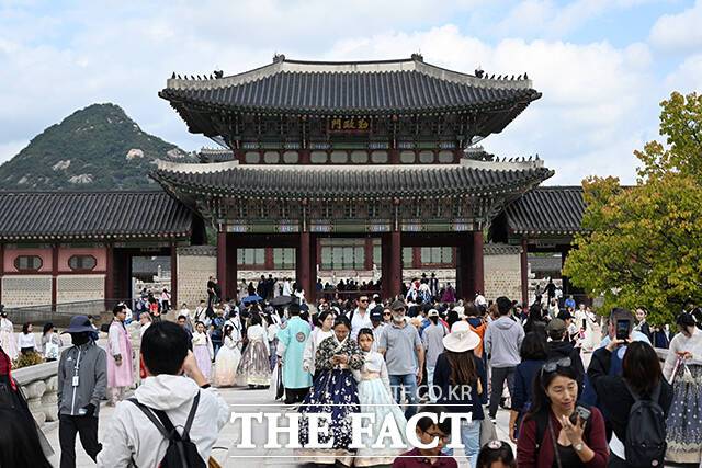 개천절 연휴 마지막 날인 5일 오전 서울 종로구 경복궁이 외국인 관광객들과 시민들로 북적이고 있다. /박헌우 기자
