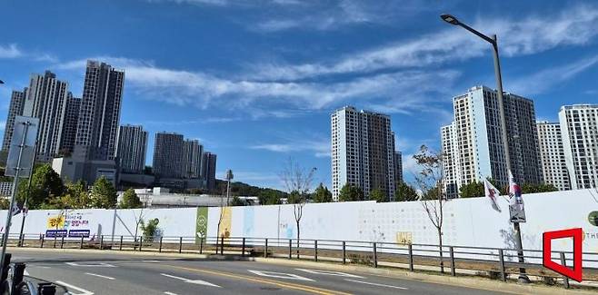 지난 1일 찾은 경기도 광주 경기광주역 일대. 역사를 빠져나오자 2~3층짜리 낮은 빌라와 오래된 상가 건물들이 눈에 먼저 들어왔지만 1~2분 더 걷자, 멀리 솟아있는 신축 고층 아파트 단지들이 눈에 띄었다. 심성아 기자
