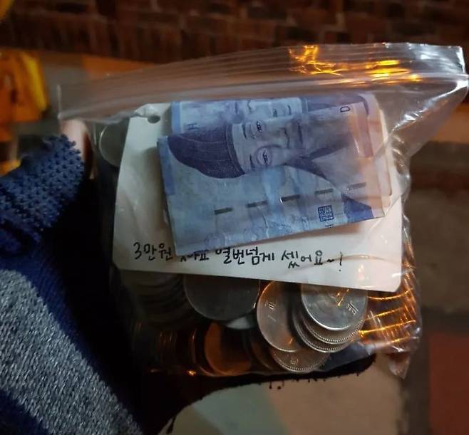 판자촌으로 음식을 배달한 배달기사가 동전을 모아 음식값을 준비한 주문자를 위해 돈을 받지 않았다는 사연이 전해졌다. 사진=온라인커뮤니티 '에펨코리아'갈무리