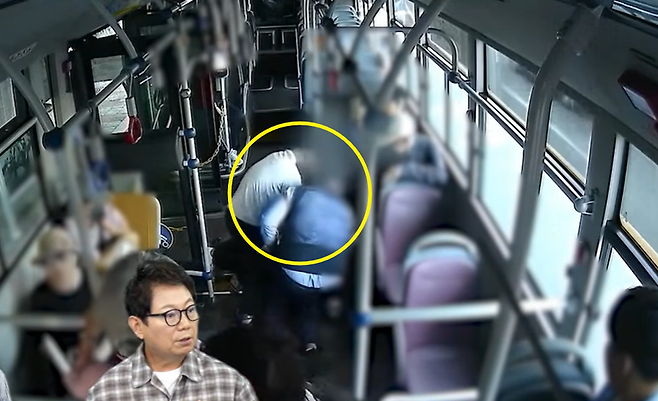 경남 통영시 진남초등학교 앞으로 지나던 한 시내버스 안에서 한 응급상황이 발생하자 이를 발견한 거제공업고등학교 2학년 명우석 군이 심폐소생술(CPR)을 실시하고 있다./사진=유튜브 채널 '한문철 TV' 캡처