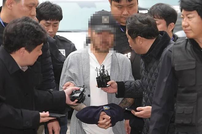 마약 총책 박왕열씨가 지난 3월27일 오전 경기도 의정부시 가능동 의정부지방법원에서 구속 전 피의자 심문을 위해 법정으로 이동하고 있다. 연합뉴스