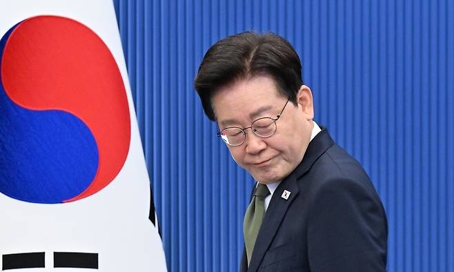 이재명 대통령이 지난 1일 청와대에서 열린 수석보좌관회의에서 국민의례를 한 후 자리에 앉고 있다. 청와대사진기자단