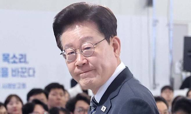 이재명 대통령이 지난 2일 세종시 세종컨벤션센터에서 열린 민원 혁신 사례 보고회에 입장하고 있다. 청와대사진기자단