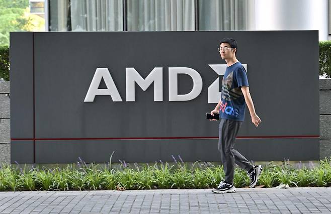 중국 베이징에서 한 남성이 AMD 로고 앞을 지나가고 있다. AFP 연합뉴스