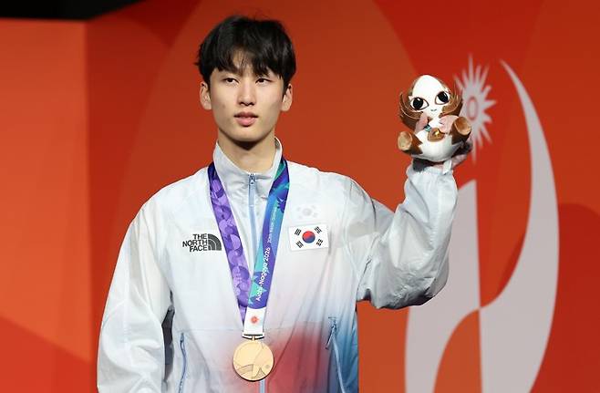  3일 일본 나고야 국제전시장에서 열린 2026 아이치·나고야 아시안게임 스포츠클라이밍 남자 리드 시상식.동메달을 차지한 한국 이도현이 기념 촬영을 하고 있다. 사진=연합뉴스