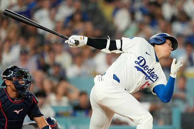 5일(한국시간) 열린 NLDS 2차전에서 헛스윙을 기록하는 오타니 쇼헤이. [AP=연합뉴스]