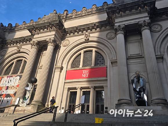 미국 뉴욕 메트로폴리탄 미술관 '파사드'(건물 정문 외벽)에서 진행 중인 제네시스와 메트로폴리탄 미술관의 파트너십 전시 '더 제네시스 파사드 커미션: 리우 웨이, Speculation'. [사진=최란 기자]
