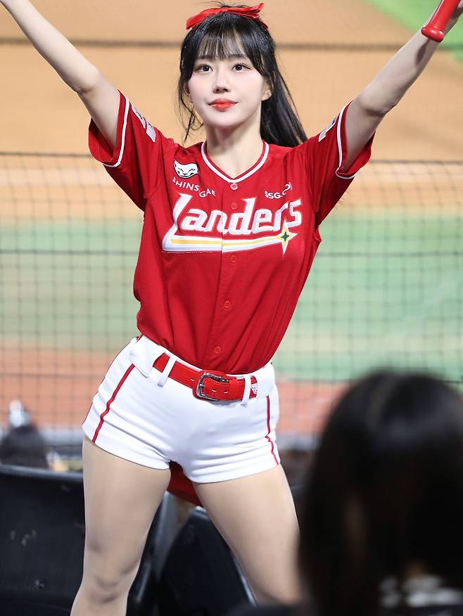 프로야구단 SSG 랜더스 유니폼을 입고 응원 단상에 올라 관중의 함성을 이끄는 조다정 치어리더.