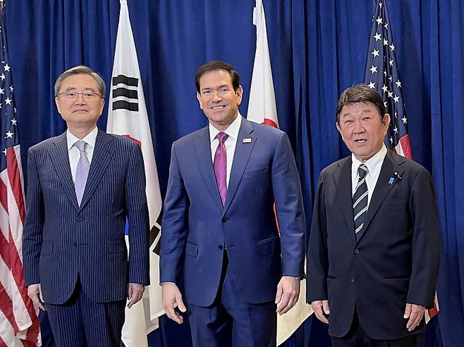 조현 외교부 장관과 마코 루비오 미국 국무장관, 모테기 도시미쓰 일본 외무상이 지난달 21일(현지시간) 뉴욕에서 회담하기 앞서 기념촬영을 하고 있다. 연합뉴스