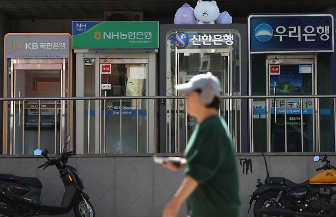 4일 서울 시내에 설치된 여러 은행 ATM기. 연합뉴스
