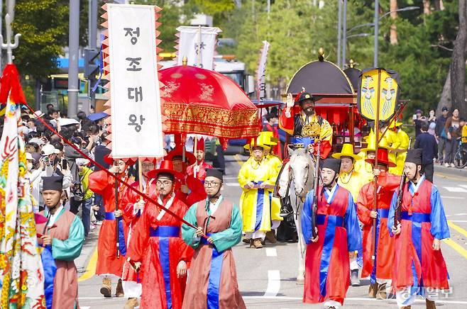 4일 수원특례시 장안구 노송지대에서 열린 ‘2026 정조대왕 능행차 공동재현’ 행사에서 능행차 행렬이 화성행궁으로 향하고 있다. 홍기웅기자