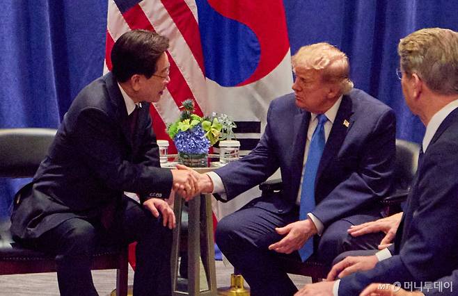 이재명 대통령과 도널드 트럼프 미국 대통령이 지난 9월22일(현지시간) 미국 뉴욕의 한 호텔에서 열린 한미 양자회담에서 악수를 하고 있다. /공동사진취재=뉴시스
