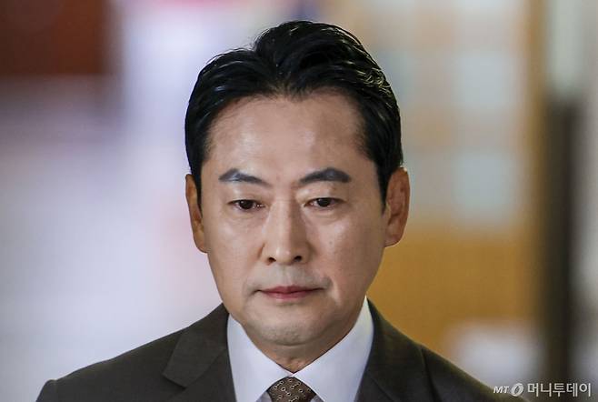 [서울=뉴시스] 정병혁 기자 = 장동혁 국민의힘 대표가 5일 서울 여의도 국회에서 현안 관련 기자회견을 하기 위해 이동하고 있다. 2026.10.05. jhope@newsis.com /사진=정병혁