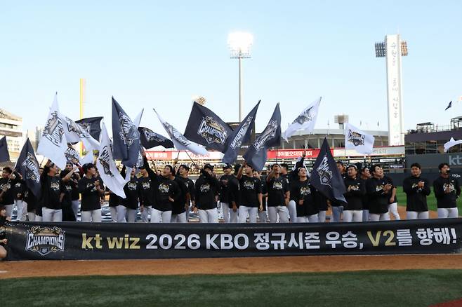 KT 위즈 선수들이  5일 경기도 수원케이티위즈파크에서 열린 2026 KBO리그 프로야구 롯데 자이언츠와 kt wiz의 경기에서 승리해 정규리그 우승을 확정 후 그라운드에서 샴페인 세리머니를 하고 있다/사진=뉴스1