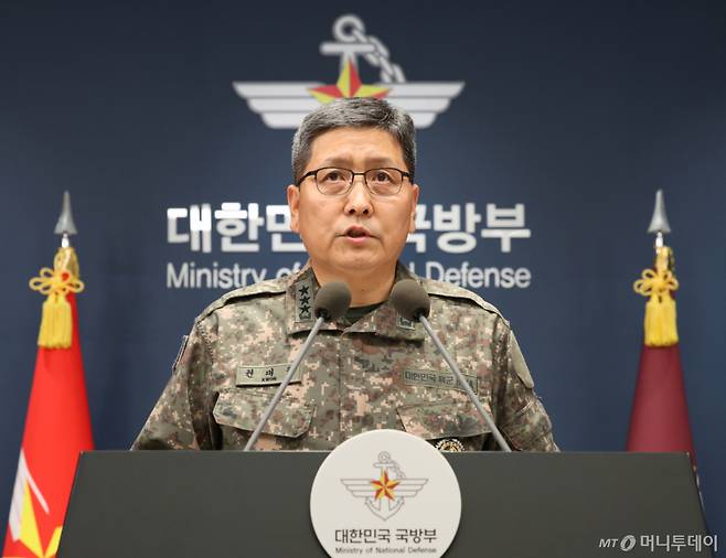 [서울=뉴시스] 박주성 기자 = 합참차장 권대원 육군 중장이 5일 오후 서울 국방부 브리핑실에서 25사단 DMZ 지뢰 폭발상황 관련 합참 합동 현장조사 TF 최종 조사결과 발표 브리핑을 하고 있다. 2026.10.05. park7691@newsis.com