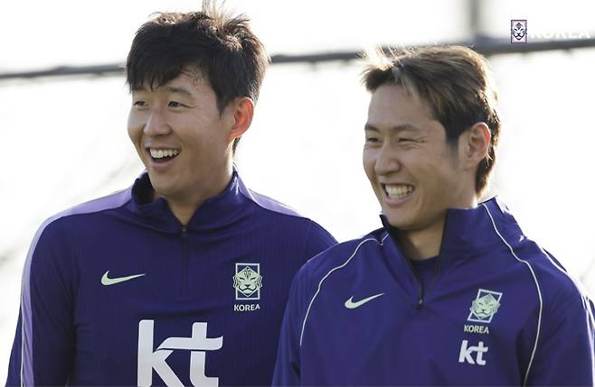 오는 6일 열릴 우즈베키스탄전이 열리기 전 오늘(5일) 몸을 풀고 있는 손흥민과 이강인의 모습/사진=대한민국 축구국가대표팀 SNS 갈무리