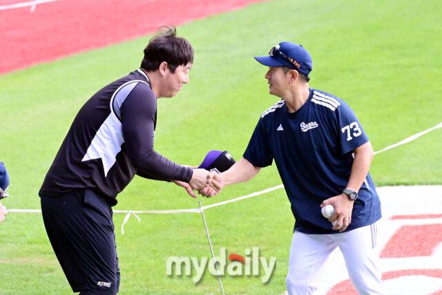 27일 오후 서울 잠실야구장에서 진행된 '2026 신한 SOL KBO 리그' KT위즈와 두산 베어스의 경기. 경기 전 KT 김현수가 두산 손시현 코치와 반갑게 인사를 하고 있다./곽경훈 기자