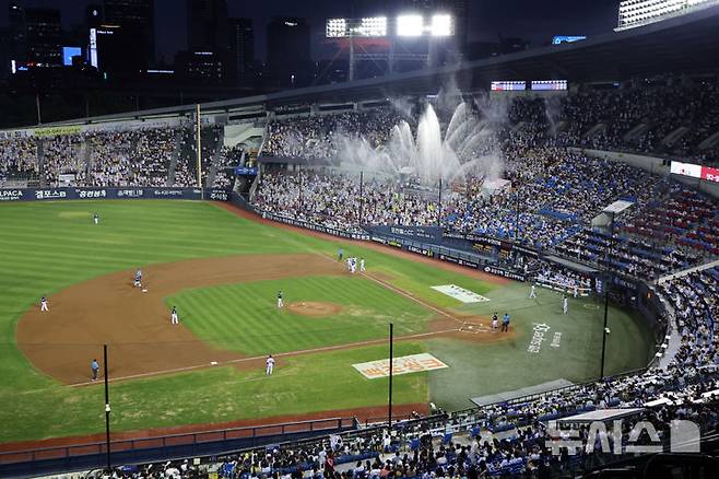 [서울=뉴시스] 김금보 기자 = 프로야구가 3년 연속 1000만 관중을 기록한 26일 서울 송파구 잠실야구장을 찾은 관중들이 2026 KBO리그 NC다이노스와 LG트윈스의 경기 관람을 즐기고 있다.  2026.08.26. kgb@newsis.com
