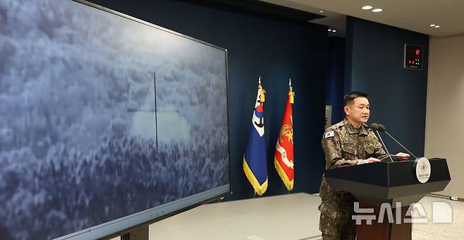 [서울=뉴시스] 박주성 기자 = 합참 작전부장 양진혁 육군 소장이 5일 오후 서울 국방부 브리핑실에서 25사단 DMZ 지뢰 폭발상황 관련 합참 합동 현장조사 TF 최종 조사결과 발표 브리핑에서 MDL 이남 북한군 지뢰를 제거하는 영상을 보여주고 있다. 2026.10.05. park7691@newsis.com