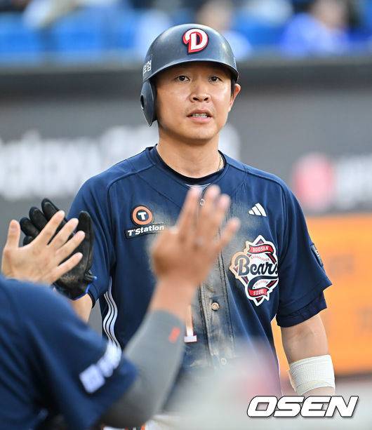 [OSEN=대구, 이석우 기자] 4일 대구삼성라이온즈파크에서 2026 신한 SOL KBO 리그 삼성 라이온즈와 두산 베어스의 경기가 열렸다. 홈팀 삼성은 이승현이, 방문팀 두산은 벤자민이 선발 출전했다. 두산 베어스 정수빈이 7회초 1사 1,2루 박찬호의 유격수 앞 땅볼때 2루수의 송구 실책으로 득점을 올리고 하이파이브를 하고 있다. 2026.10.04 / foto0307@osen.co.kr