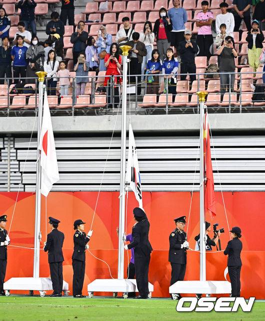 [OSEN=도요타(일본), 박준형 기자] 미쳤다! 엄지성(24, 스완지 시티)이 결승골로 한국축구를 살렸다. 이민성 감독이 이끄는 U23 남자축구대표팀은 3일 오후 7시 30분 나고야 스타디움에서 개최된 아이치-나고야 아시안게임 2026 결승전에서 엄지성의 결승골이 터져 숙적 일본을 1-0으로 제압했다. 시상식에서 애국가가 나오는 동안 게양되지 못한 태극기가 뒤늦게 게양되고 있다.      2026.10.03 /  soul1014@osen.co.kr