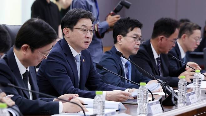 이억원 금융위원장이 4일 정부서울청사에서 열린 금융권 해킹 사고 관련 긴급 점검회의에서 발언하고 있다. 뉴스1