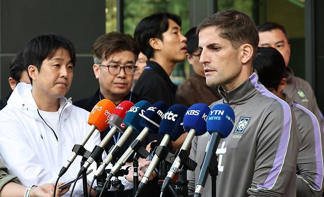 로베르트 모레노 한국 축구대표팀 임시 감독이 우즈베키스탄과의 경기를 하루 앞두고 5일 충남 천안시 코리아풋볼파크에서 기자회견을 하고 있다. 연합뉴스