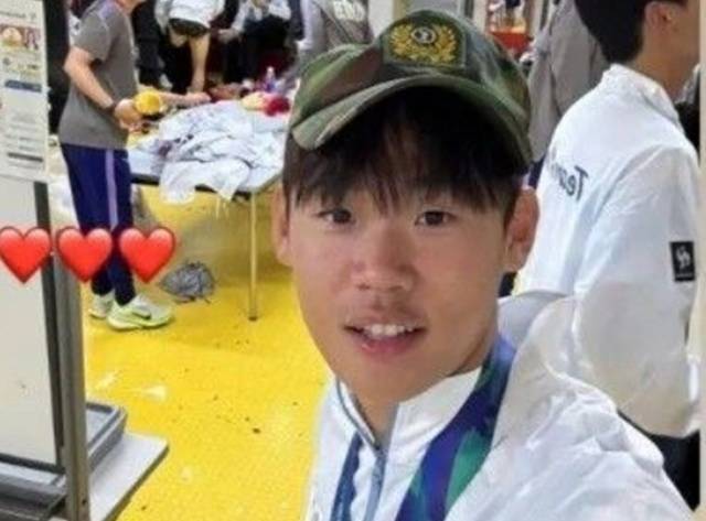 전역모를 쓰고 라커룸에서 사진을 찍은 박승수. /사진=박승수 개인 사회관계망서비스(SNS)