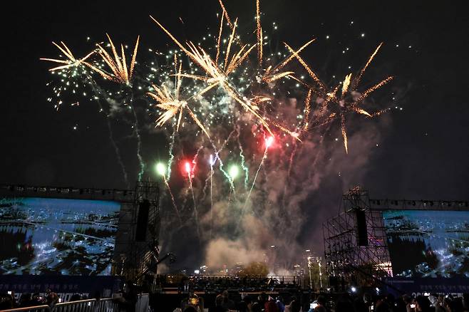 10월 3일 서울 광진구 뚝섬한강공원에서 열린 ‘2026 코리안드림 한강대축제’ 불꽃놀이 모습. 코리안드림 한강대축제 조직위원회 제공