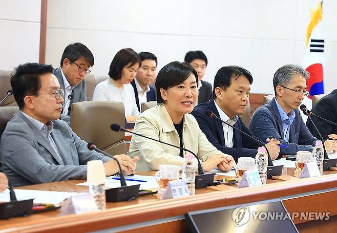 발언하는 송미령 농식품부 장관 (서울=연합뉴스) 송미령 농림축산식품부 장관이 30일 남원시청에서 열린 '농지 전수조사 읍면동 이·통장 대표 대상 간담회'에서 발언하고 있다. 2026.9.30 [농림축산식품부 제공. 재판매 및 DB 금지] photo@yna.co.kr