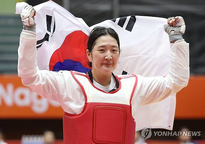 송다빈 AG 금 (도요하시[일본]=연합뉴스) 김동민 기자 = 3일 일본 아이치현 도요하시 종합체육관에서 열린 2026 아이치·나고야 아시안게임 태권도 겨루기 여자 67㎏급 한국 송다빈과 중국 무원저 결승 경기. 금메달을 획득한 한국 송다빈이 태극기를 들고 경기장을 돌고 있다. 2026.10.3 image@yna.co.kr