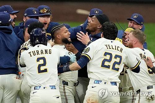 밀워키가 잭슨 추리오의 끝내기 안타로 역전승했다.  [AP=연합뉴스. 재판매 및 DB 금지]