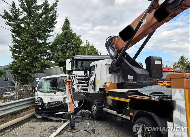아산 국도 도로 이정표 작업차 사고 현장 [충남 소방본부 제공. 재판매 및 DB 금지]