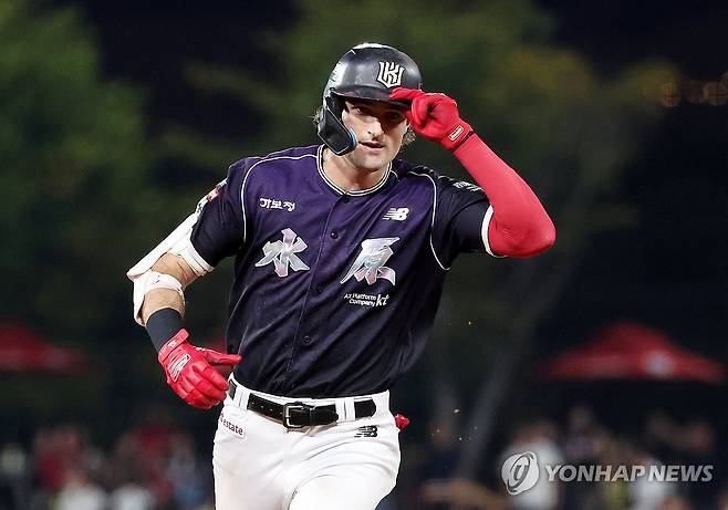 40호 홈런 친 힐리어드 (전남광주=연합뉴스) 조남수 기자 = 30일 전남광주통합특별시 광주기아챔피언스필드에서 열린 프로야구 kt wiz와 KIA 타이거즈의 경기. kt 힐리어드가 7회초에 동점 투런홈런을 때리고 베이스를 돌고 있다. 2026.9.30 iso64@yna.co.kr