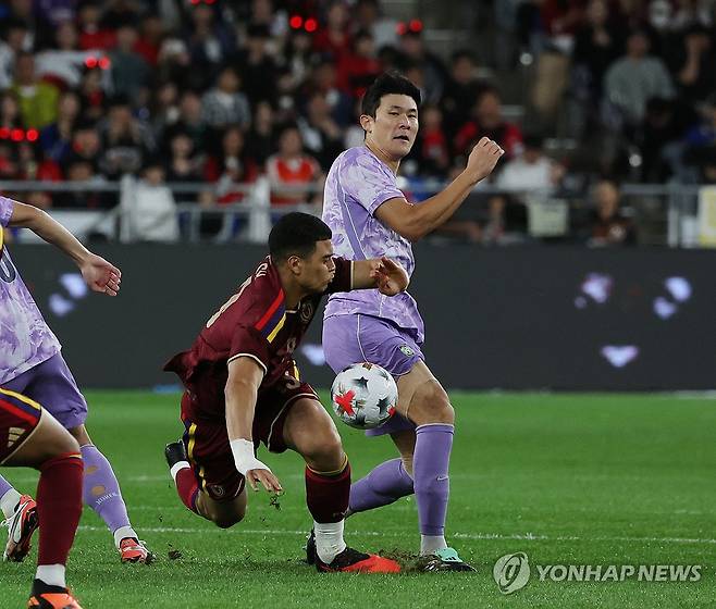 공격 차단하는 김민재 (울산=연합뉴스) 김용태 기자 = 2일 울산 문수축구경기장에서 열린 대한민국과 베네수엘라의 축구 국가대표팀 평가전. 한국 김민재가 베네수엘라 공격을 차단하고 있다. 2026.10.2 yongtae@yna.co.kr