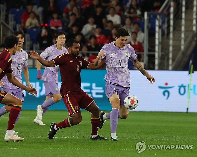 공 몰고 나오는 김민재 (울산=연합뉴스) 김용태 기자 = 2일 울산 문수축구경기장에서 열린 대한민국과 베네수엘라의 축구 국가대표팀 평가전. 한국 김민재가 수비 진영에서 공을 몰아 나오고 있다. 2026.10.2 yongtae@yna.co.kr