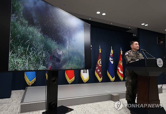 '폭발 원인된 MDL 이남 북한군 지뢰지대 오늘 제거' (서울=연합뉴스) 이지은 기자 = 양진혁 합동참모본부 작전부장이 5일 서울 용산구 국방부에서 열린 비무장지대(DMZ) 지뢰 폭발 관련 합동 현장조사 TF 최종 조사 결과 발표 브리핑에서 오늘 수행된 MDL 이남 북한군 지뢰 제거 작전의 영상을 공개하고 있다. 2026.10.5 jieunlee@yna.co.kr