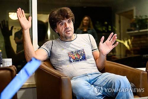 노벨 생리의학상 공동수상자 칼 다이서로스 (스탠퍼드 [미국 캘리포니아주] AP=연합뉴스) 2026년 10월 5일 노벨생리의학상 공동수상자로 선정된 칼 다이서로스 미국 스탠퍼드대 교수가 스탠퍼드 소재 자택에서 AP통신 기자에게 이야기하고 있다. (AP Photo/Noah Berger) 2026.10.5.