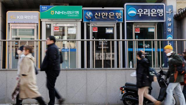 서울 용산구의 시중은행 ATM 밀집 지역의 모습. [사진=연합뉴스]
