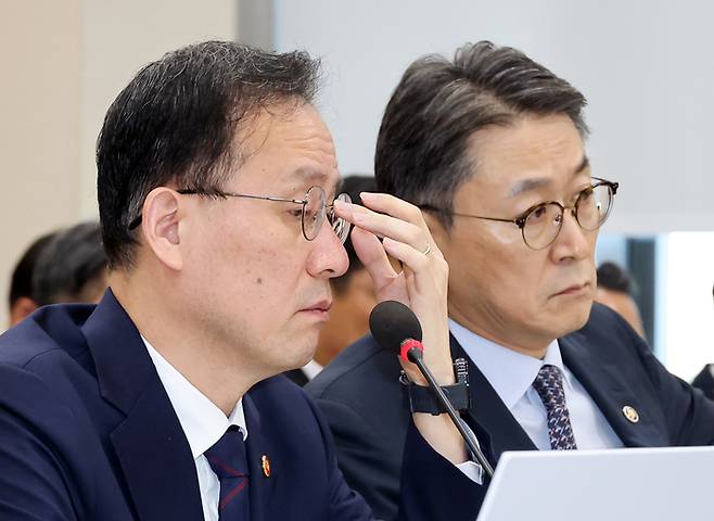 6일 국회에서 열린 재정경제기획위원회 국정감사에서 이형일 부총리 겸 재정경제부 장관(왼쪽)과 권대영 1차관이 의원들 질의를 듣고 있다 / 사진: 연합