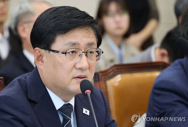 의원 질의에 답변하는 김성환 장관. 연합뉴스
