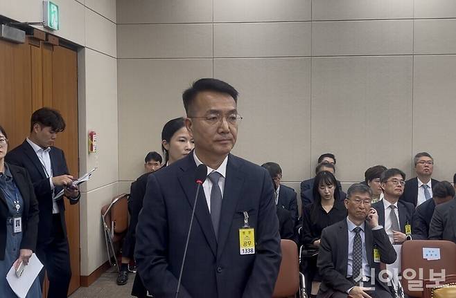 홍관희 LG유플러스 정보보안센터장(CISO)이&nbsp;6일 서울 여의도 국회에서 열린 과학기술정보방송통신위원회 과학기술정보통신부 국정감사에 증인으로 참석해 질의를 진행하고 있다. [사진=이명학 기자]