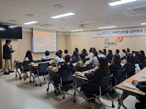 "공동체 돌봄: 치매가 있어도 살 만한 마을'"이란 제목으로 특강하는 본지 황교진 기자 /&nbsp; 경남광역치매센터