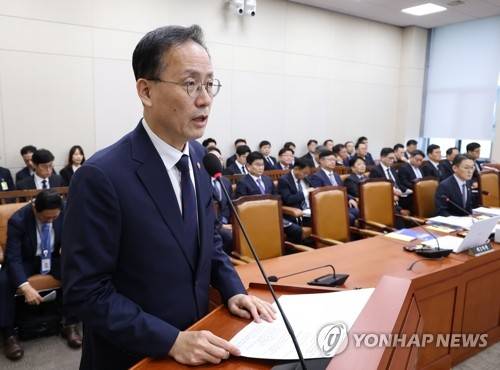 업무보고 하는 이형일 부총리(서울=연합뉴스) 황광모 기자 = 이형일 부총리 겸 재정경제부 장관이 6일 국회에서 열린 재정경제기획위원회 국정감사에서 업무 보고를 하고 있다. 2026.10.6 hkmpooh@yna.co.kr