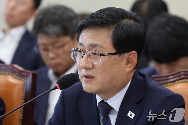 김성환 기후에너지환경부 장관이 6일 서울 여의도 국회 기후에너지환경노동위원회에서 열린 기후부 국정감사에서 의원 질의에 답하고 있다. 2026.10.6 ⓒ 뉴스1 황기선 기자