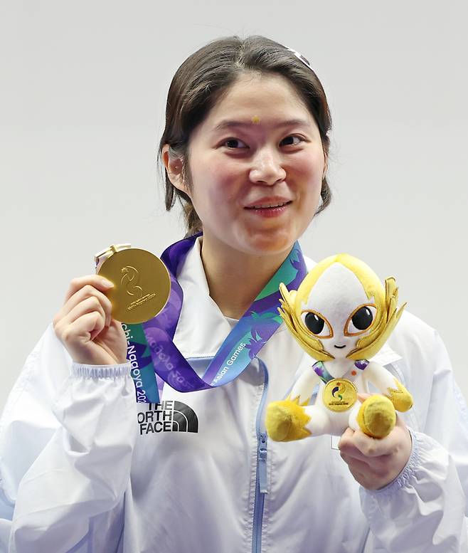 23일 일본 아이치현 종합 사격장에서 열린 2026 아이치·나고야 아시안게임 사격 여자 10m 공기권총 결선에서 추가은이 금메달을 목에 걸고 포즈를 취하고 있다. 사진 | 도요타=연합뉴스
