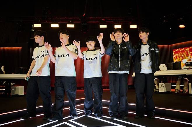 디플러스 기아가 17일(한국시간) 열린 2026 EWC 8강전에서 중국 빌리빌리 게이밍을 2-0으로 꺾고 4강에 올랐다. 사진 | EWC