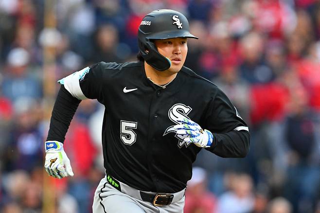 CLEVELAND, OHIO - OCTOBER 05: Munetaka Murakami #5 of the Chicago White Sox hits an RBI Single during the fourth inning against the Cleveland Guardians in game two of the American League Division Series at Progressive Field on October 05, 2026 in Cleveland, Ohio.   Jason Miller/Getty Images/AFP (Photo by Jason Miller / GETTY IMAGES NORTH AMERICA / Getty Images via AFP)        <저작권자(c) 연합뉴스, 무단 전재-재배포, AI 학습 및 활용 금지>