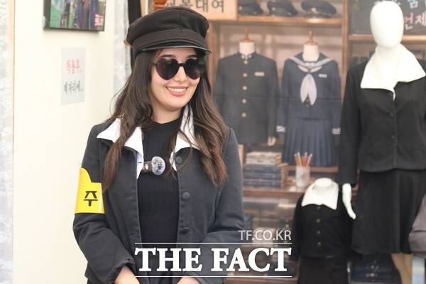 충남 금산군 금산세계인삼엑스포광장 일원에서 제44회 금산세계인삼축제가 1일 개막한 가운데 청춘 레트로 여행 구역에서 한 외국인 관람객이 추억의 교복을 입어보고 즐거워하는 모습. /정예준 기자